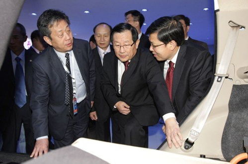 萬鋼親臨吉利展臺，高度評價智能化與物聯網技術融合創新